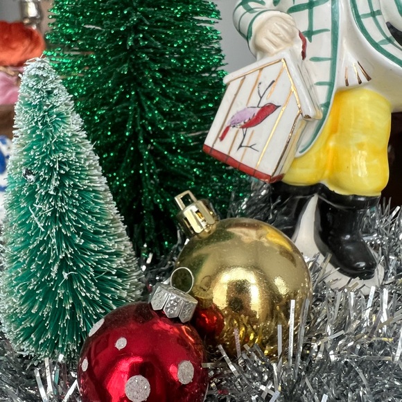 Caroling Boy Handmade Vintage Christmas Vignette/Diorama Decoration - Picture 4 of 12